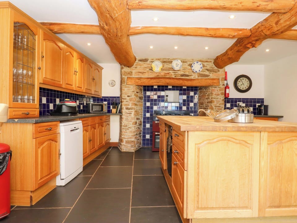 Cottage | Private kitchen | Dishwasher, highchair, cookware/dishes/utensils