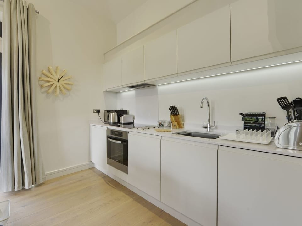 Cottage | Private kitchen | Fridge, microwave, dishwasher, cookware/dishes/utensils