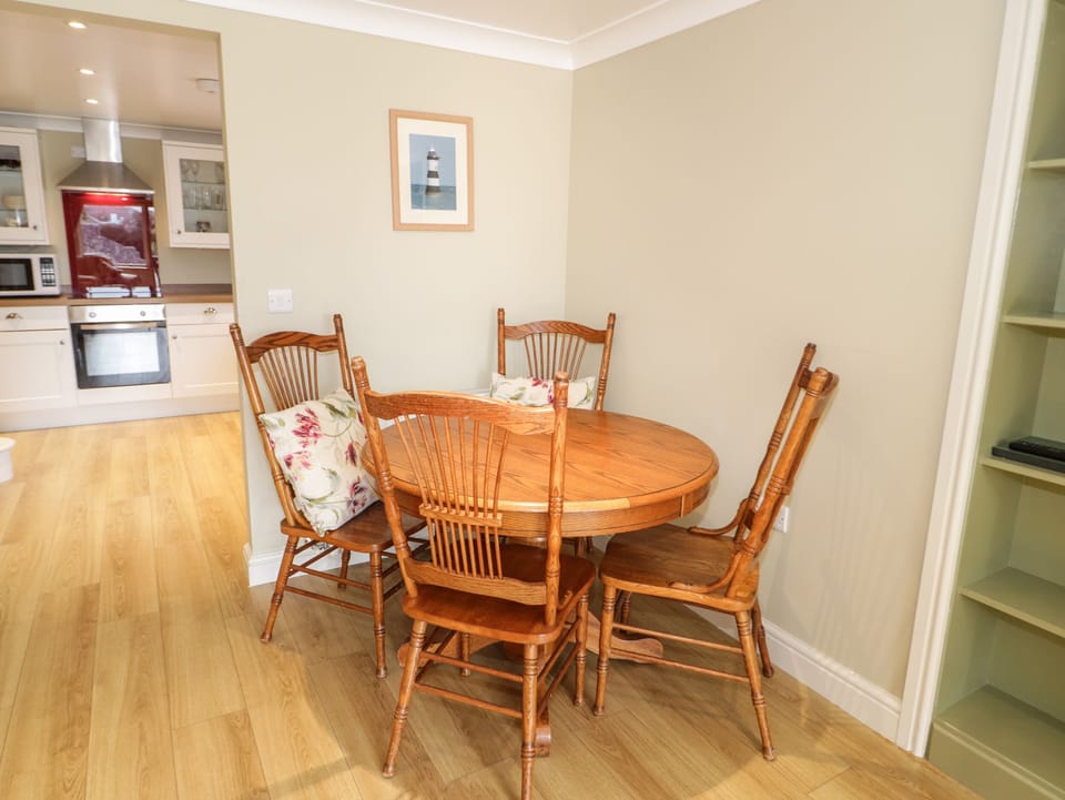 Cottage | Dining