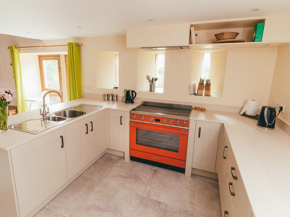 Cottage | Private kitchen | Fridge, microwave, stovetop, dishwasher