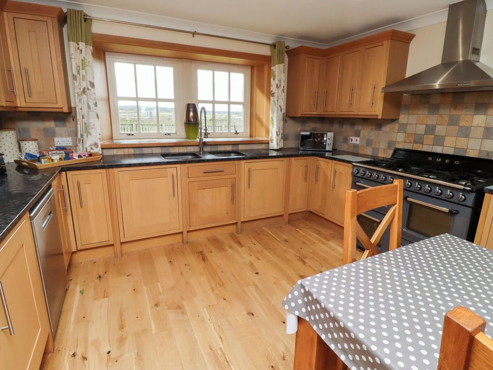 Cottage | Private kitchen | Dishwasher, toaster, highchair, cookware/dishes/utensils