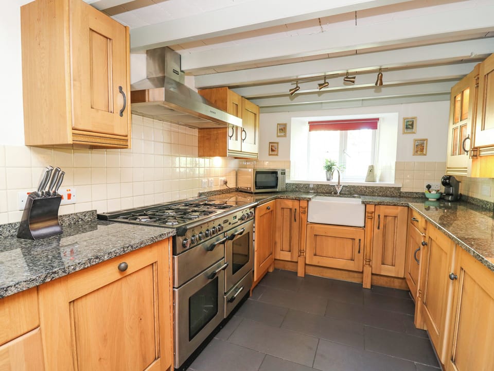 Cottage | Private kitchen | Dishwasher, cookware/dishes/utensils