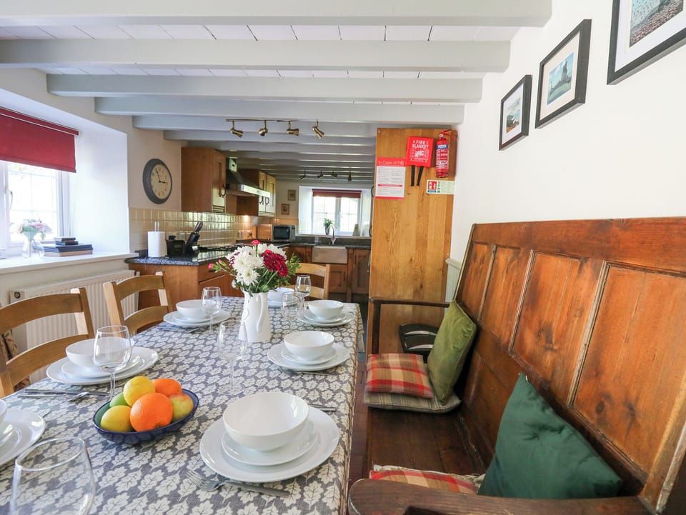 Cottage | Dining