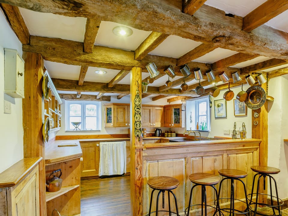 Cottage | Private kitchen | Microwave, stovetop, dishwasher, cookware/dishes/utensils