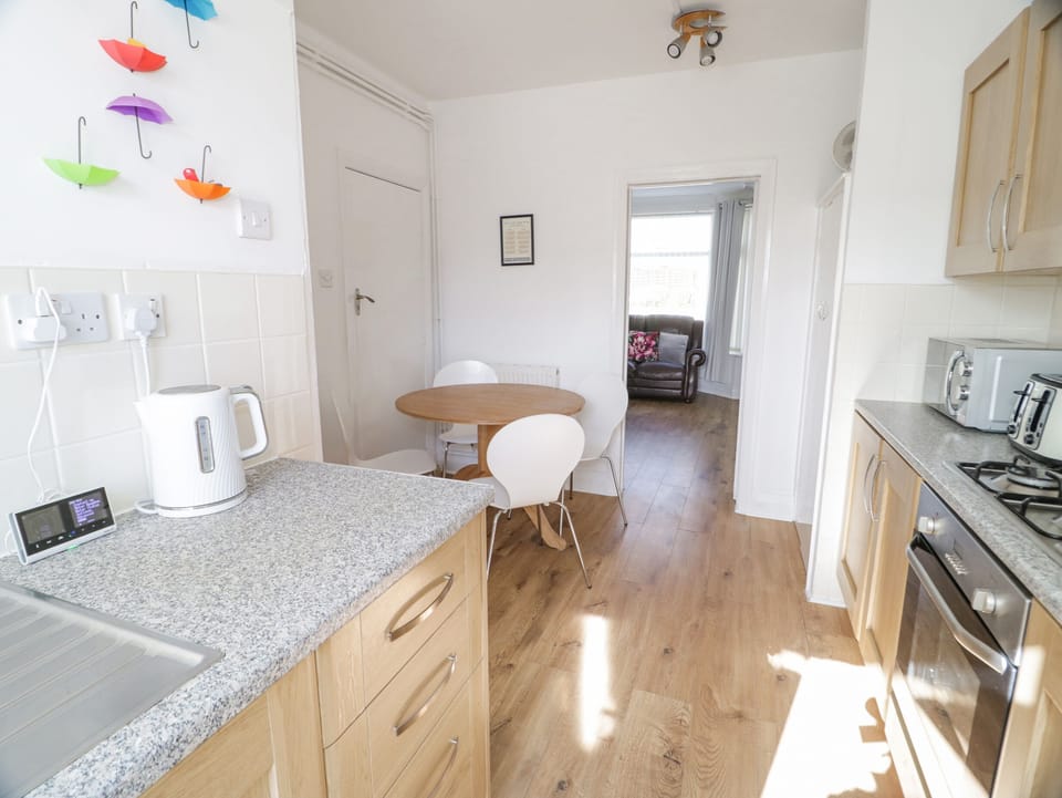 Cottage | Private kitchen | Microwave, stovetop, cookware/dishes/utensils
