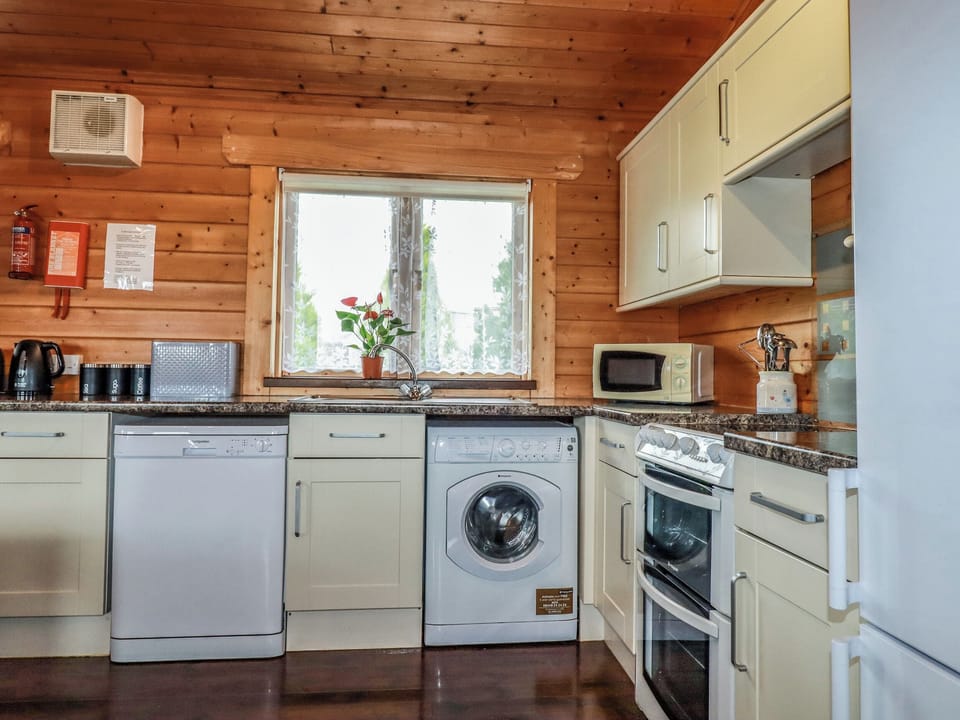 Cottage | Private kitchen | Dishwasher, cookware/dishes/utensils