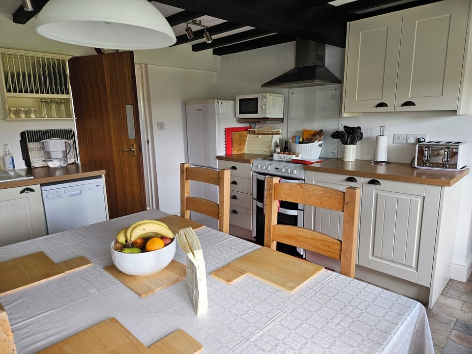 Cottage | Private kitchen | Dishwasher, highchair, cookware/dishes/utensils