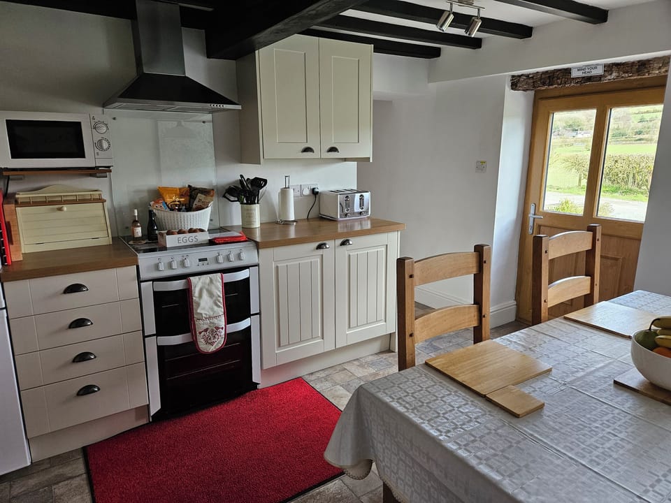 Cottage | Private kitchen | Dishwasher, highchair, cookware/dishes/utensils