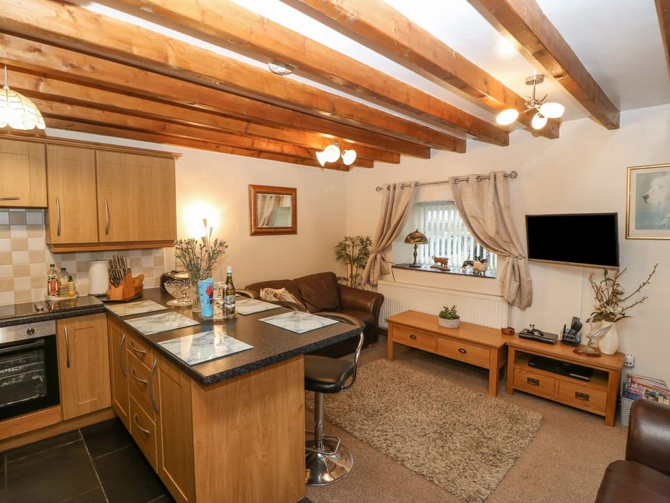 Cottage | Private kitchen | Fridge, microwave, stovetop, dishwasher