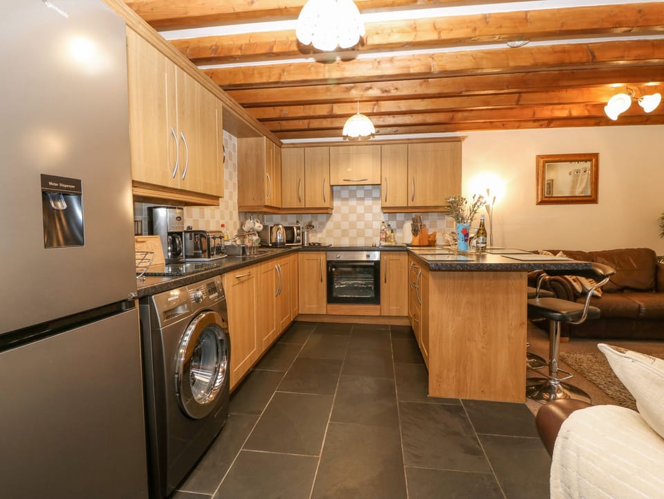 Cottage | Private kitchen | Fridge, microwave, stovetop, dishwasher