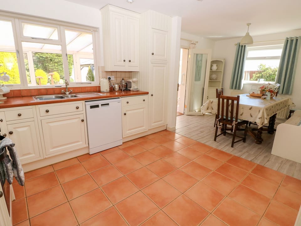 Cottage | Private kitchen | Fridge, microwave, stovetop, dishwasher