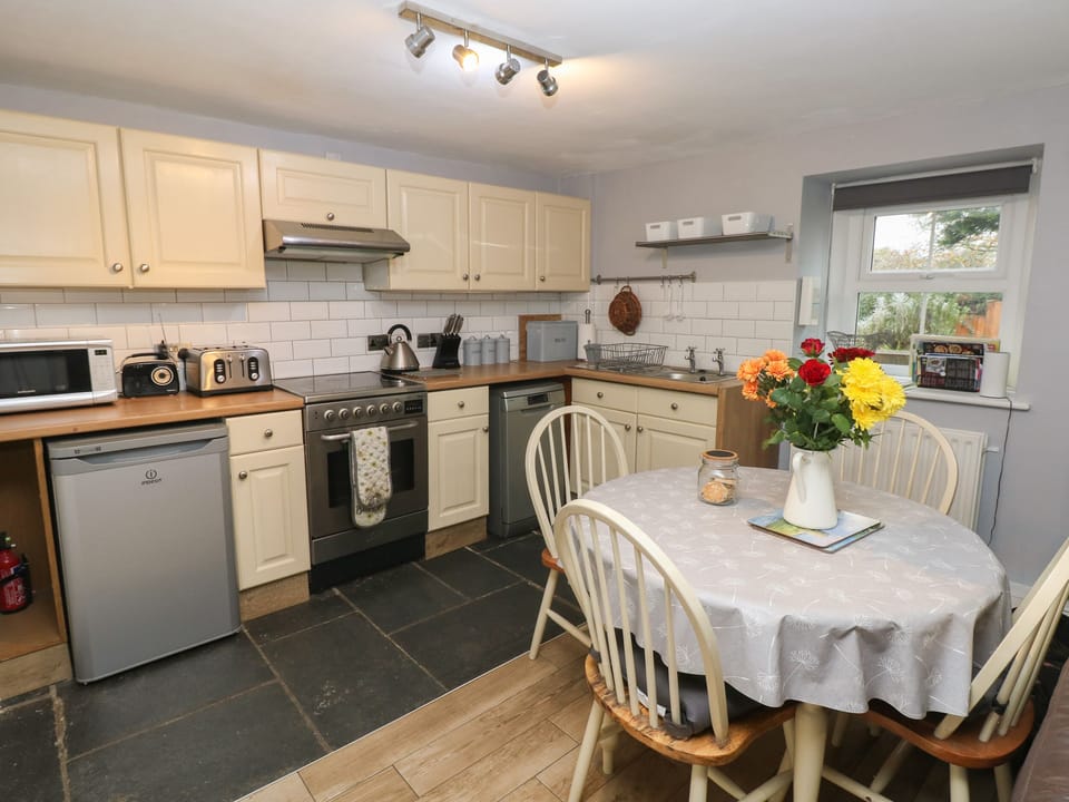 Cottage | Private kitchen | Dishwasher, cookware/dishes/utensils