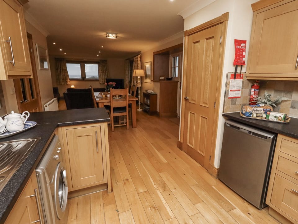 Cottage | Private kitchen | Dishwasher, highchair, cookware/dishes/utensils