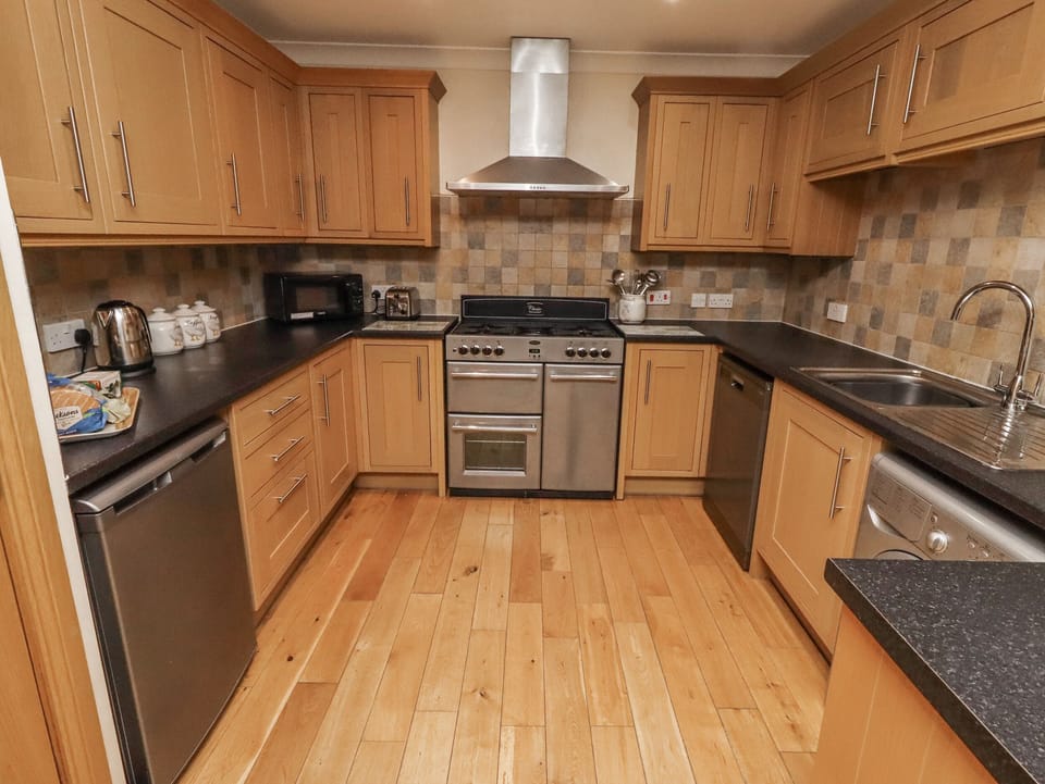 Cottage | Private kitchen | Dishwasher, highchair, cookware/dishes/utensils