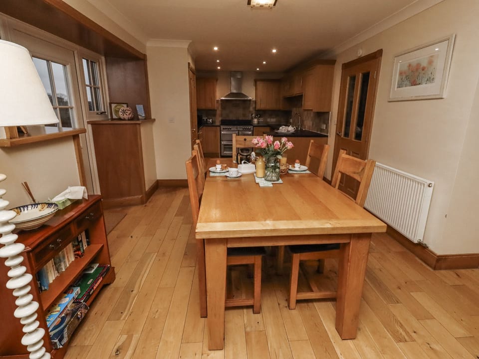Cottage | Dining