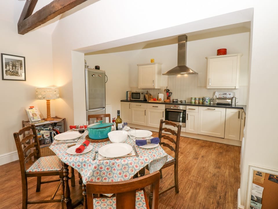Cottage | Dining