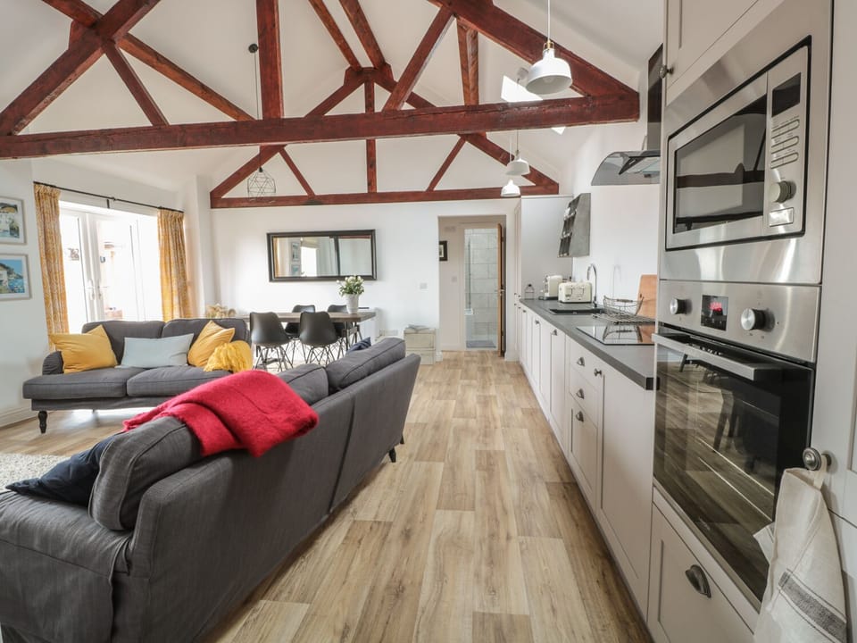 Cottage | Private kitchen | Microwave, stovetop, dishwasher, highchair