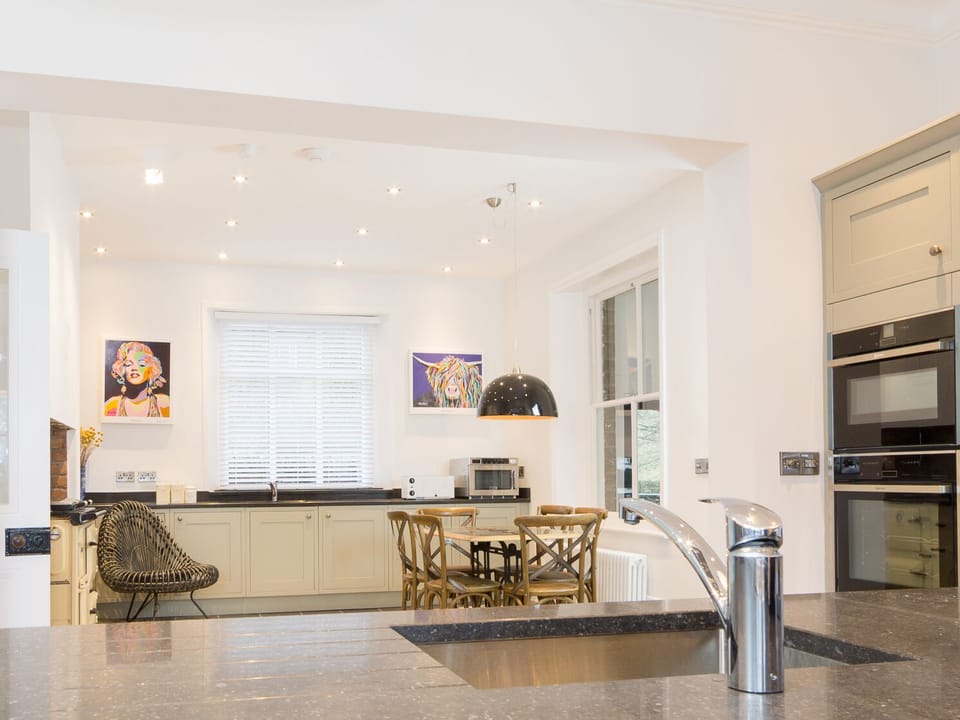 Cottage | Private kitchen | Dishwasher, cookware/dishes/utensils