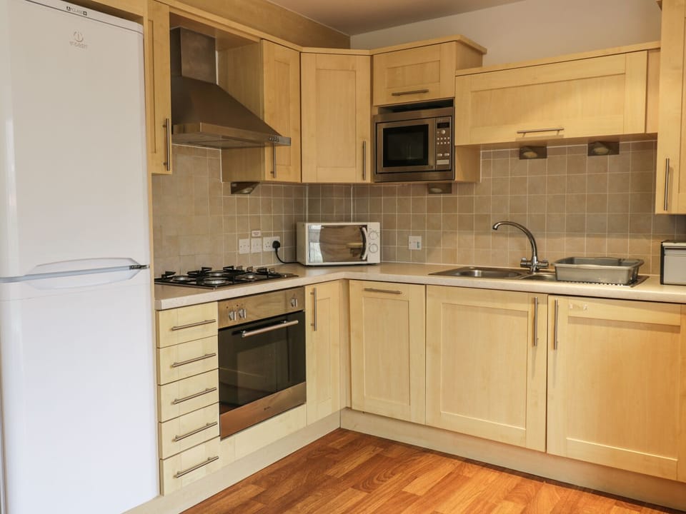 Cottage | Private kitchen | Microwave, stovetop, dishwasher, electric kettle