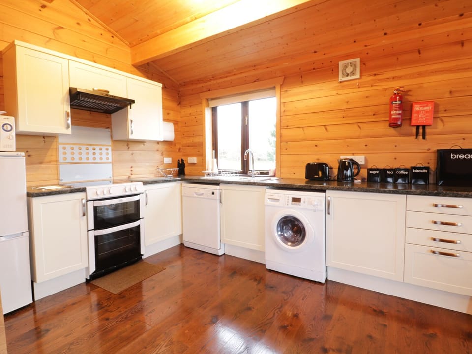 Cottage | Private kitchen | Fridge, microwave, dishwasher, electric kettle