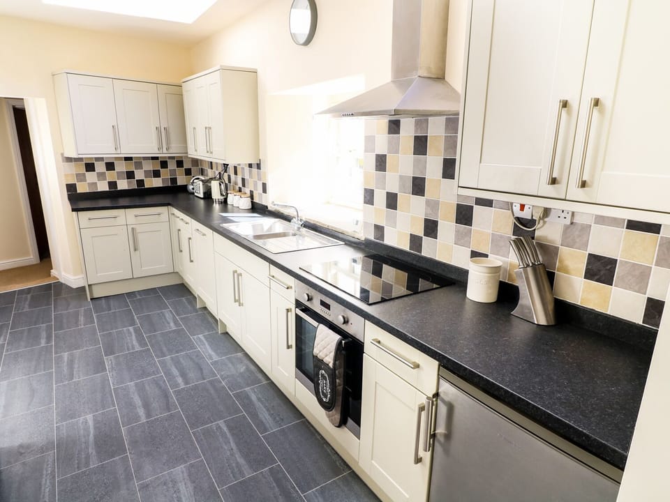 Cottage | Private kitchen | Microwave, stovetop, dishwasher, highchair