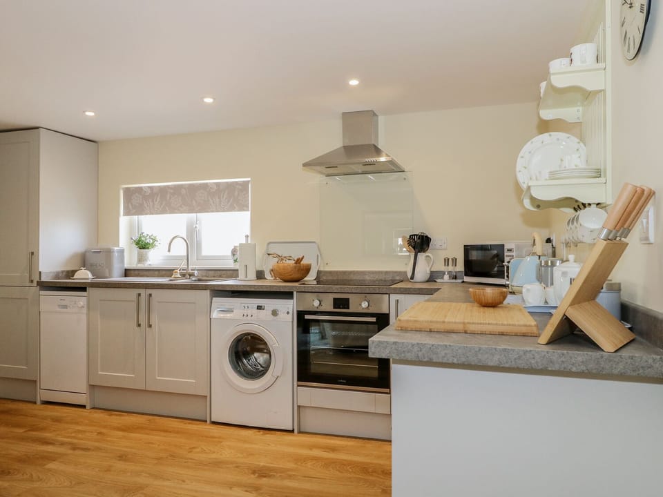 Cottage | Private kitchen | Fridge, microwave, stovetop, dishwasher
