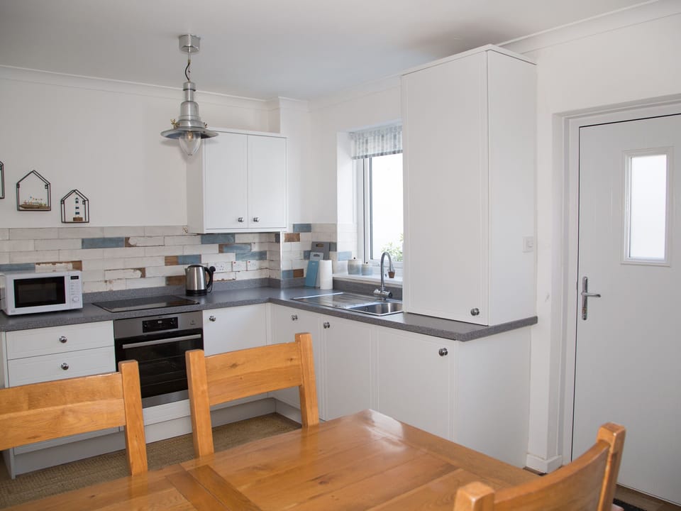 Cottage | Private kitchen | Fridge, microwave, stovetop, electric kettle
