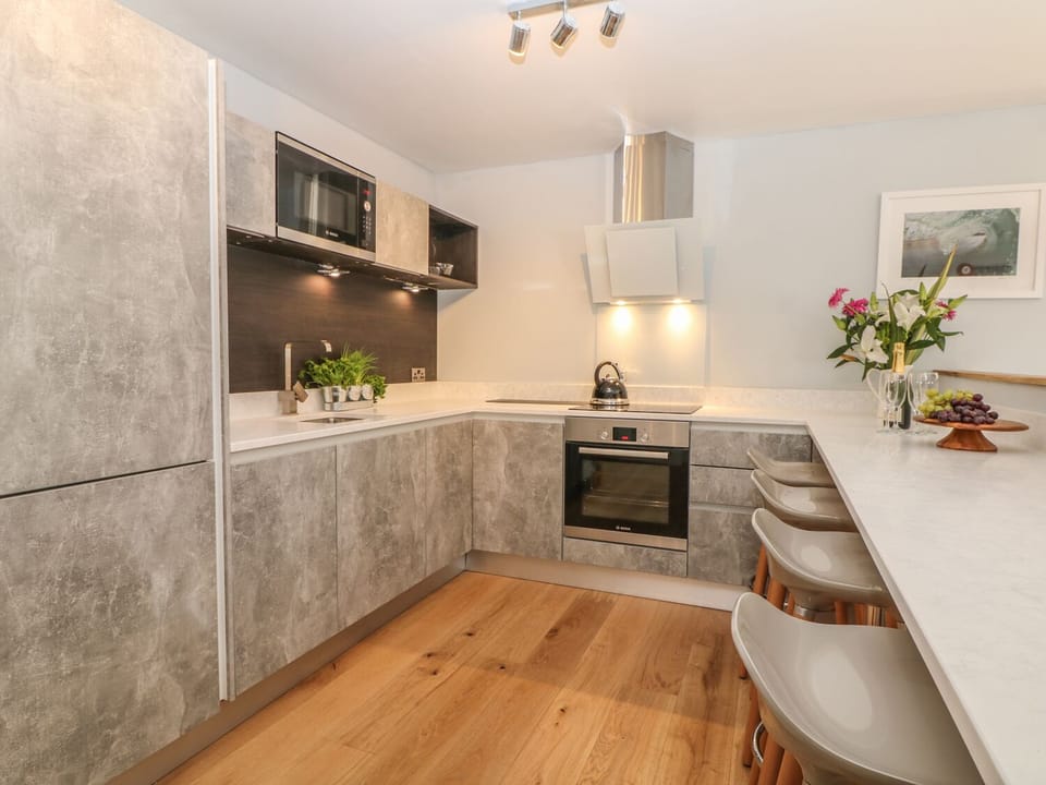 Cottage | Private kitchen | Microwave, stovetop, dishwasher, electric kettle