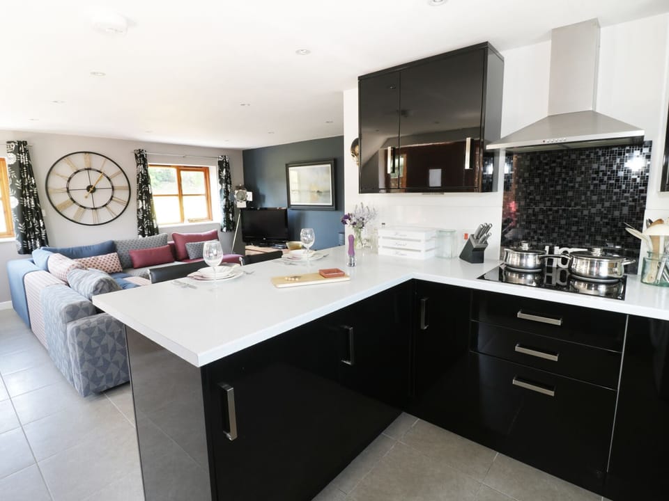 Cottage | Private kitchen | Fridge, microwave, stovetop, dishwasher
