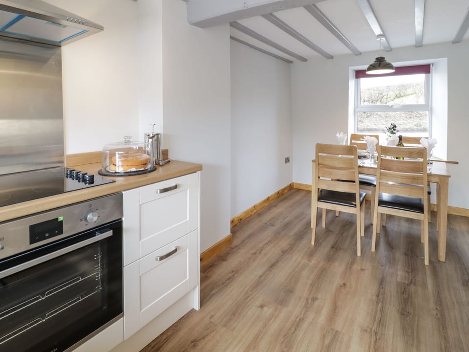 Cottage | Private kitchen | Microwave, stovetop, dishwasher, cookware/dishes/utensils