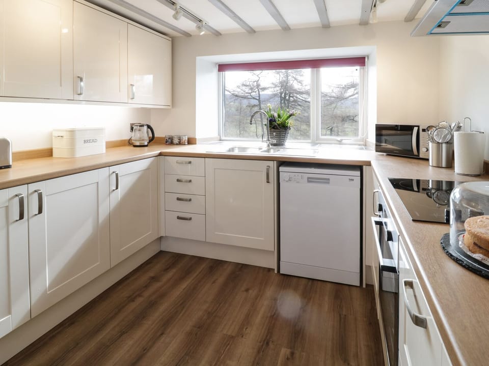 Cottage | Private kitchen | Microwave, stovetop, dishwasher, cookware/dishes/utensils
