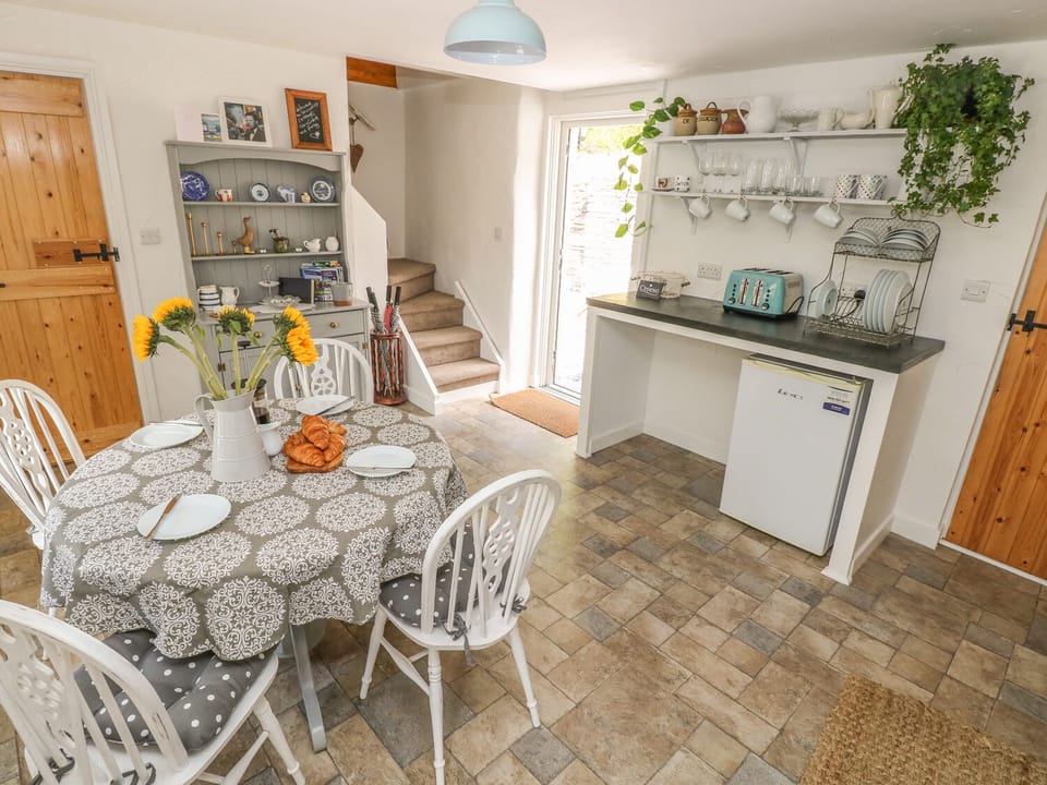 Cottage | Dining