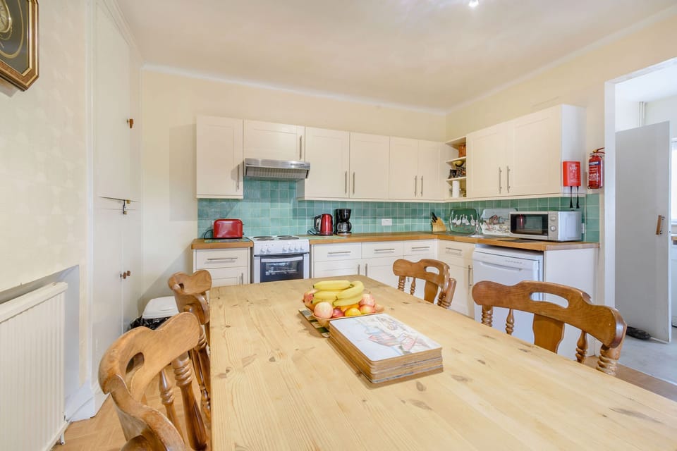 Cottage | Private kitchen | Fridge, dishwasher, highchair, cookware/dishes/utensils