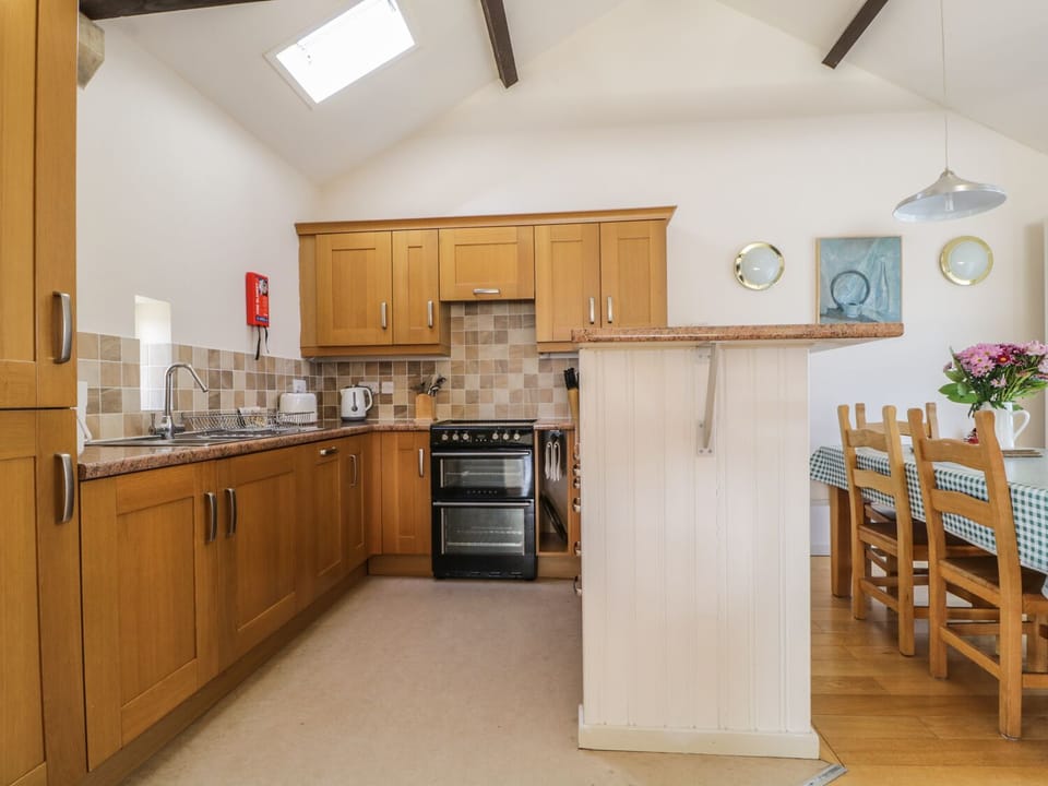 Cottage | Private kitchen | Microwave, stovetop, dishwasher, electric kettle