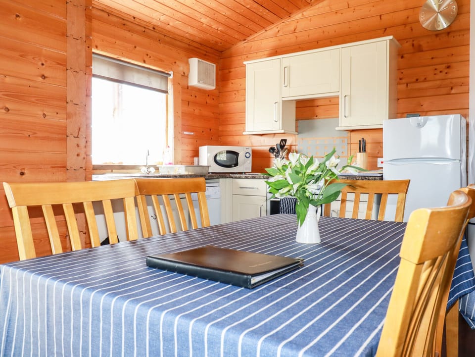 Cottage | Dining