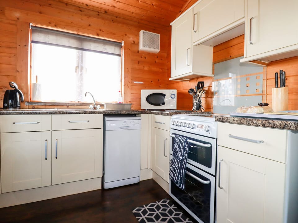 Cottage | Private kitchen | Fridge, microwave, dishwasher, electric kettle