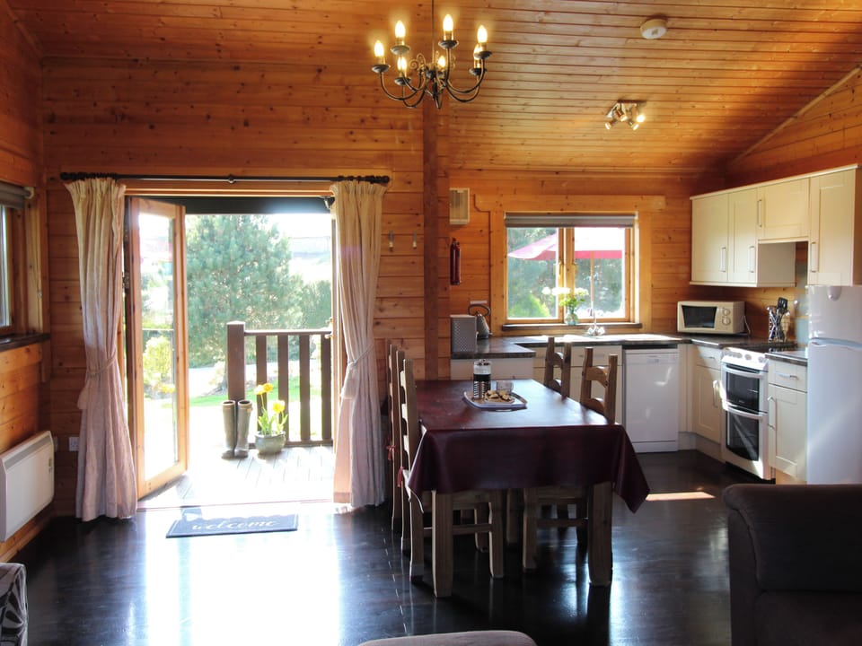 Cottage | Private kitchen | Dishwasher, electric kettle, toaster, highchair