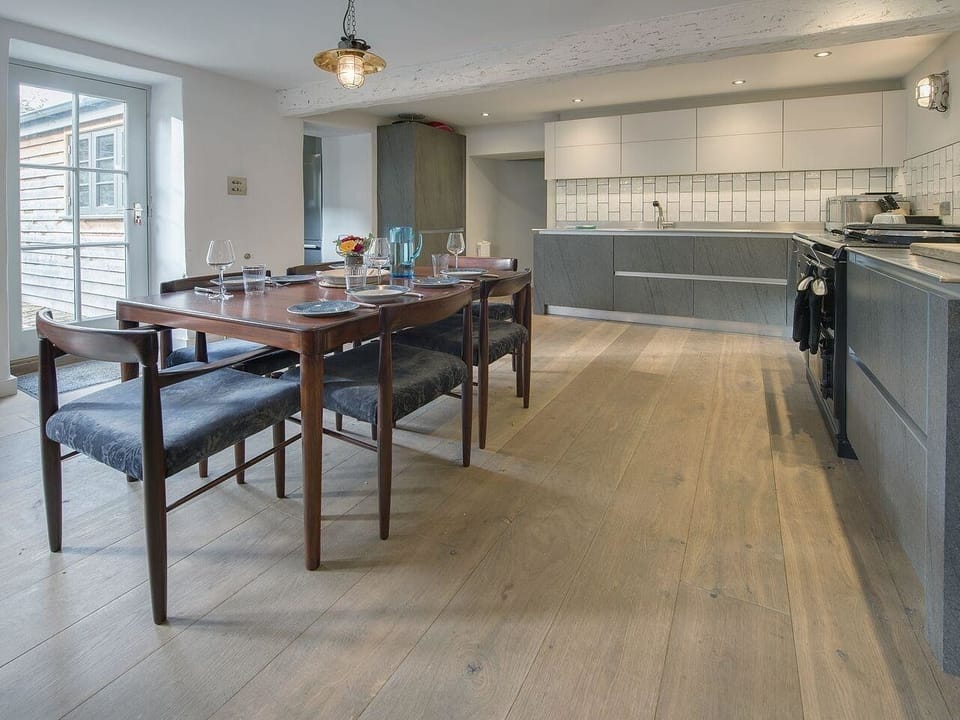 Cottage | Private kitchen | Microwave, stovetop, dishwasher, cookware/dishes/utensils