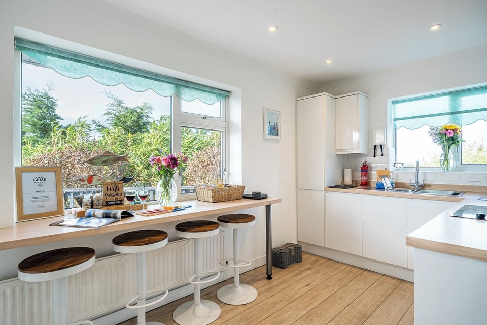 Cottage | Private kitchen | Microwave, stovetop, dishwasher, electric kettle