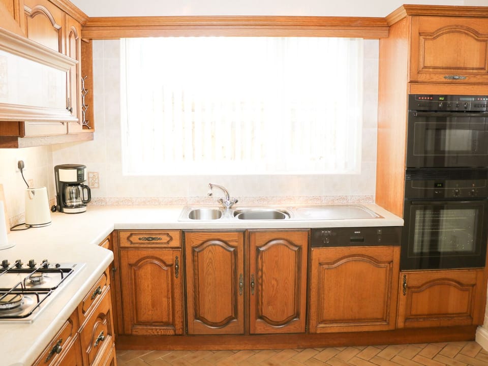 Cottage | Private kitchen | Microwave, stovetop, dishwasher, cookware/dishes/utensils
