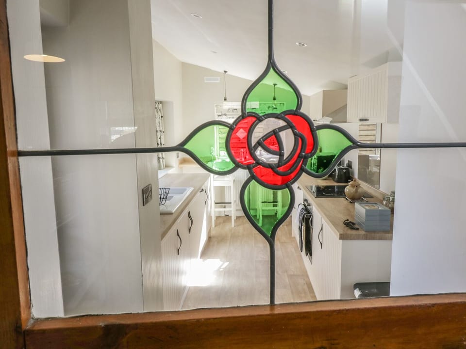Cottage | Private kitchen | Stovetop, dishwasher, cookware/dishes/utensils