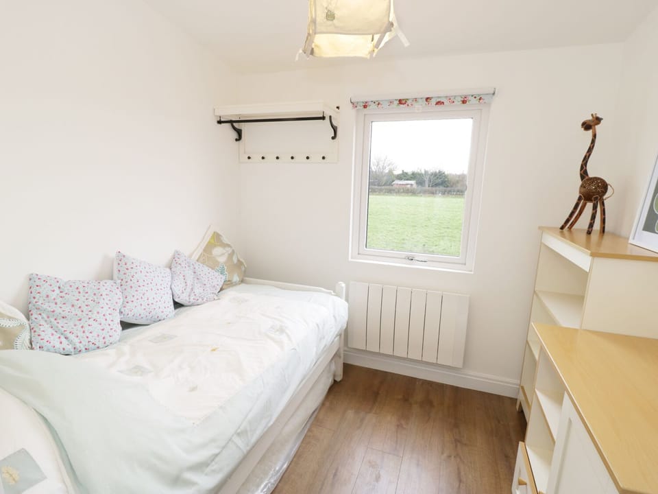 Cottage | 2 bedrooms, individually decorated, individually furnished