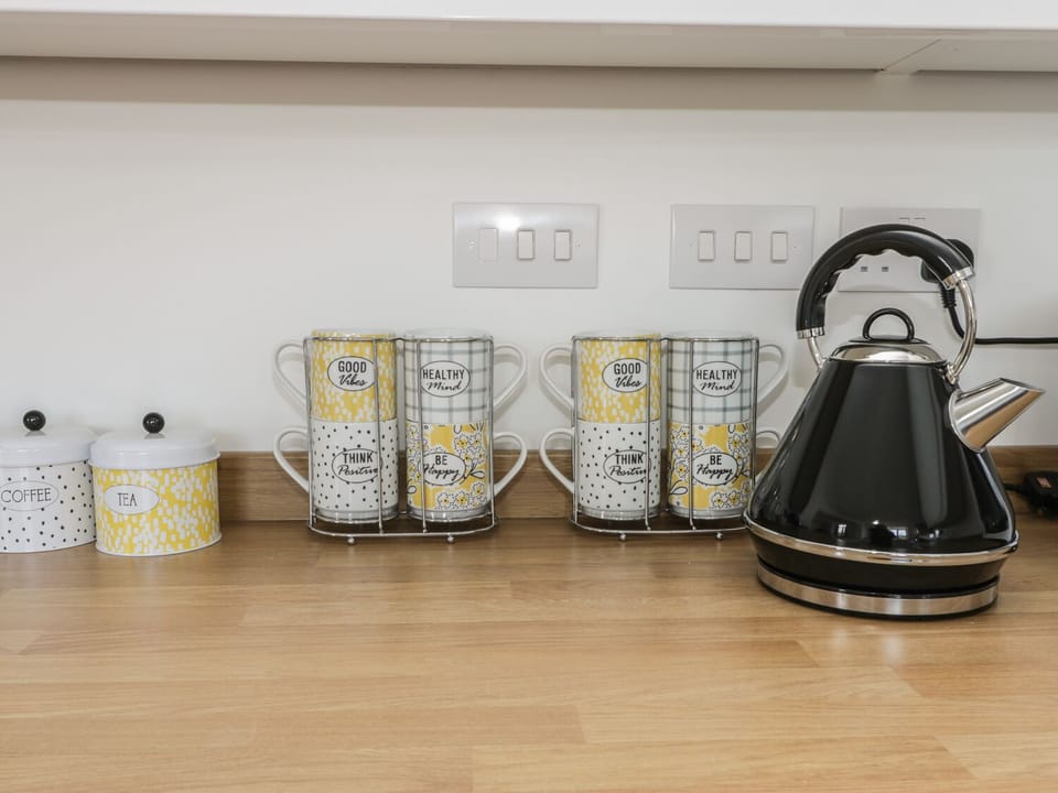 Cottage | Private kitchen | Dishwasher, cookware/dishes/utensils