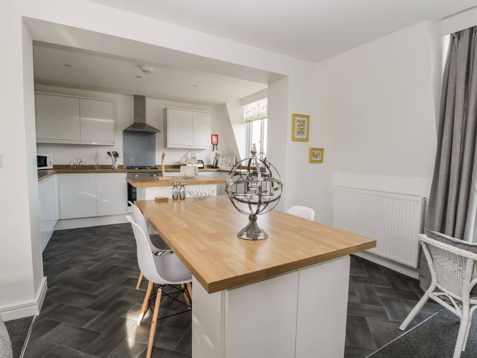 Cottage | Private kitchen | Dishwasher, cookware/dishes/utensils