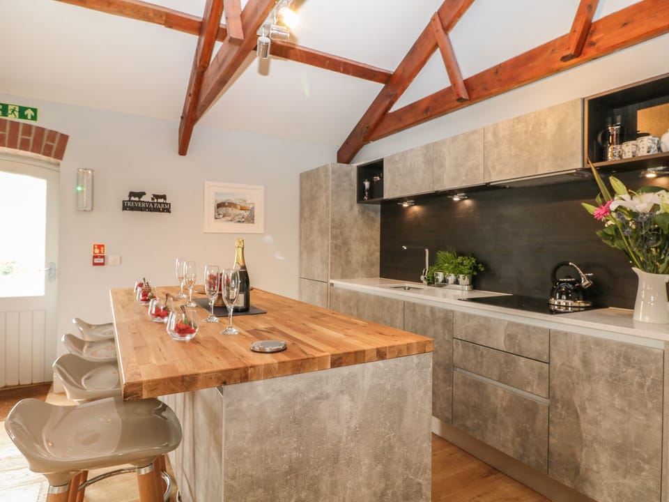 Cottage | Private kitchen | Microwave, stovetop, dishwasher, electric kettle