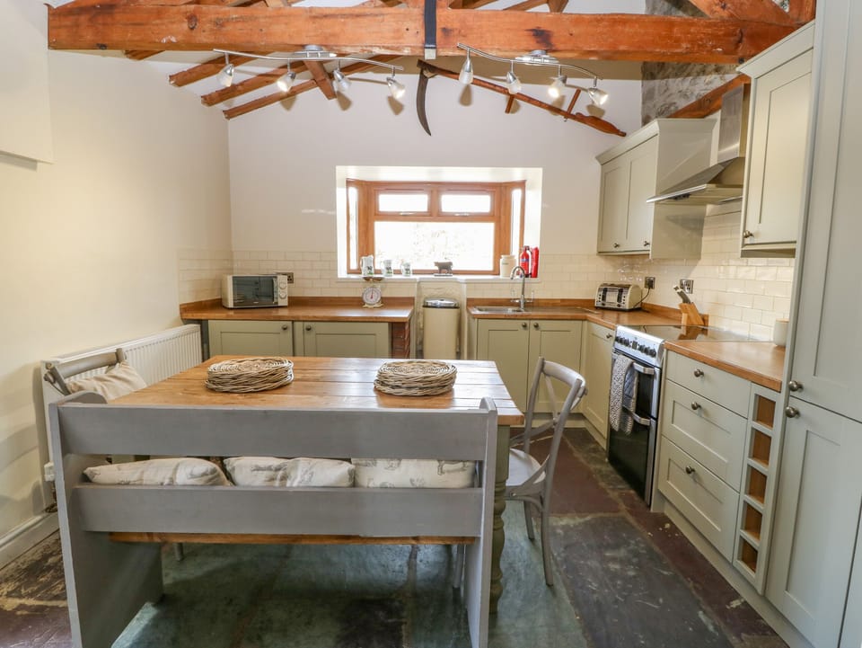 Cottage | Private kitchen | Microwave, stovetop, dishwasher, highchair
