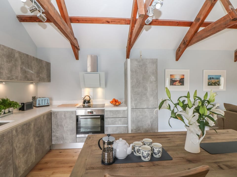 Cottage | Private kitchen | Microwave, stovetop, dishwasher, electric kettle