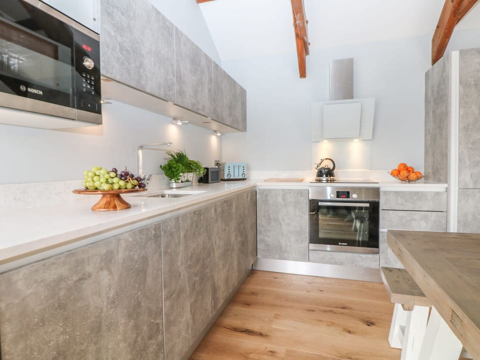 Cottage | Private kitchen | Microwave, stovetop, dishwasher, electric kettle