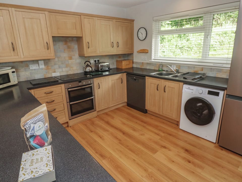 Cottage | Private kitchen | Dishwasher, cookware/dishes/utensils