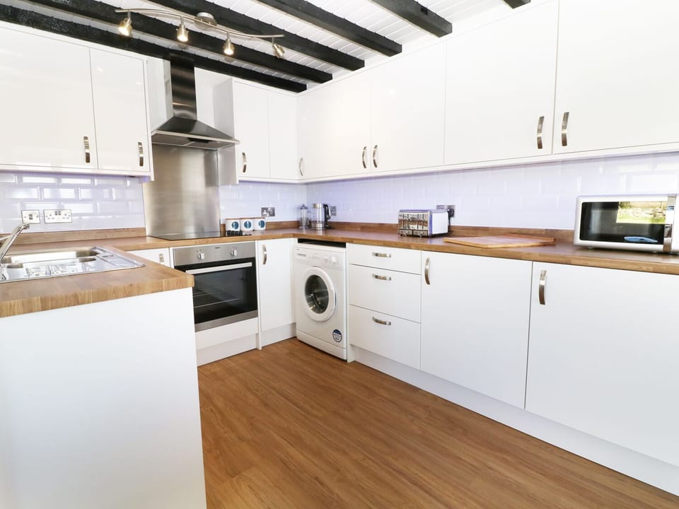 Cottage | Private kitchen | Fridge, microwave, dishwasher, highchair